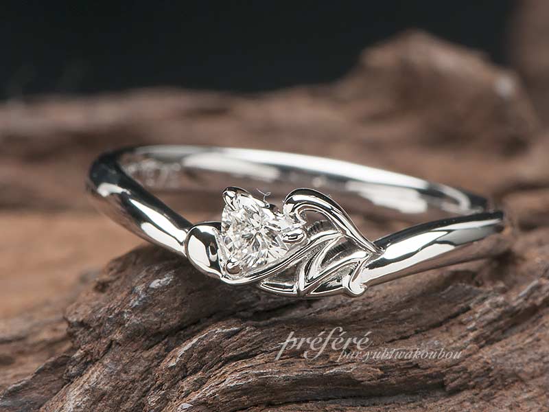 プロポーズリングの婚約指輪はお二人のイニシャルを添えてオーダーメイド