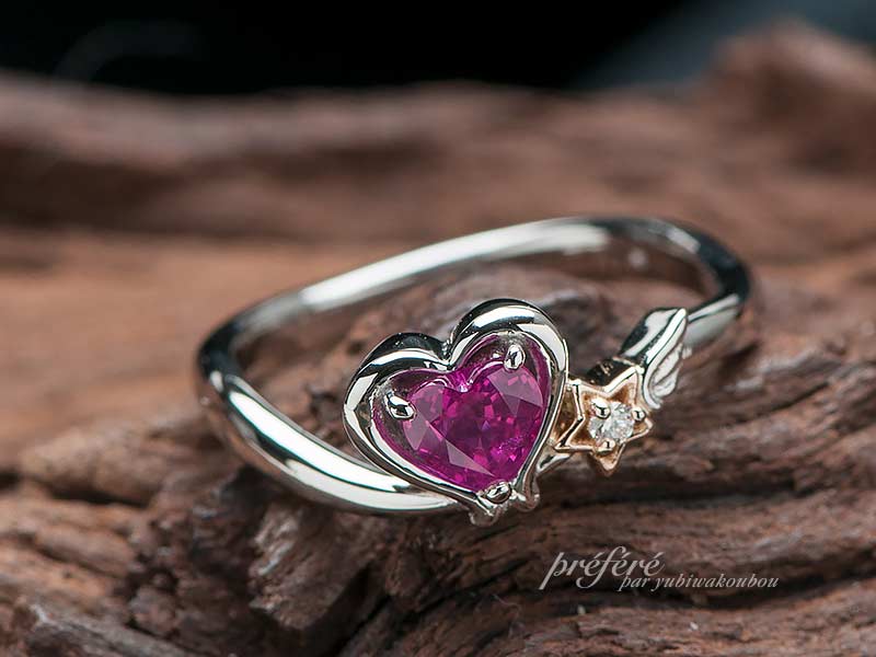 ハートのルビーとピンクのスターのオシャレなデザインの婚約指輪