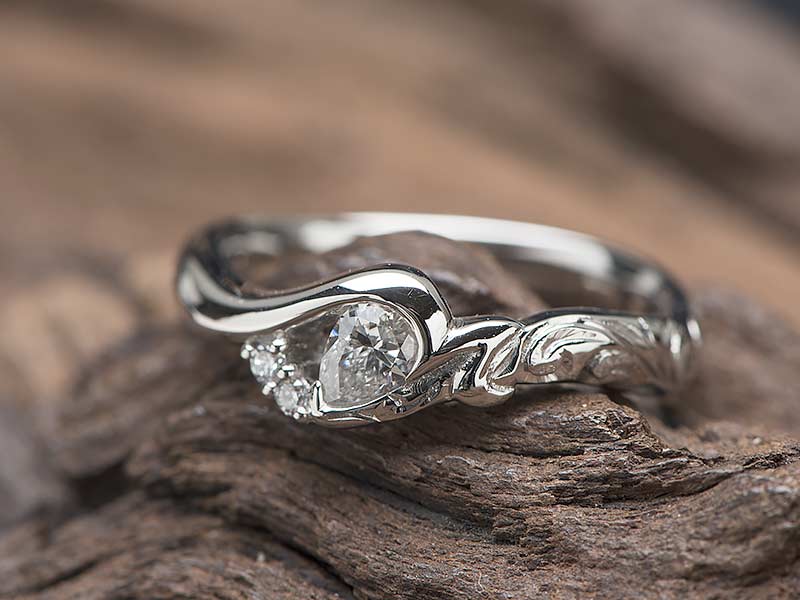 プロポーズリングの婚約指輪にハワイアンジュエリー調のデザインを入れてオーダーメイド