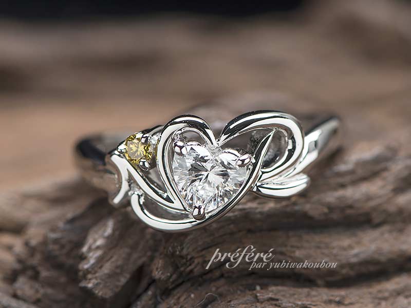 オーダーメイドの婚約指輪にハートダイヤとイニシャルを入れたプロポーズリング