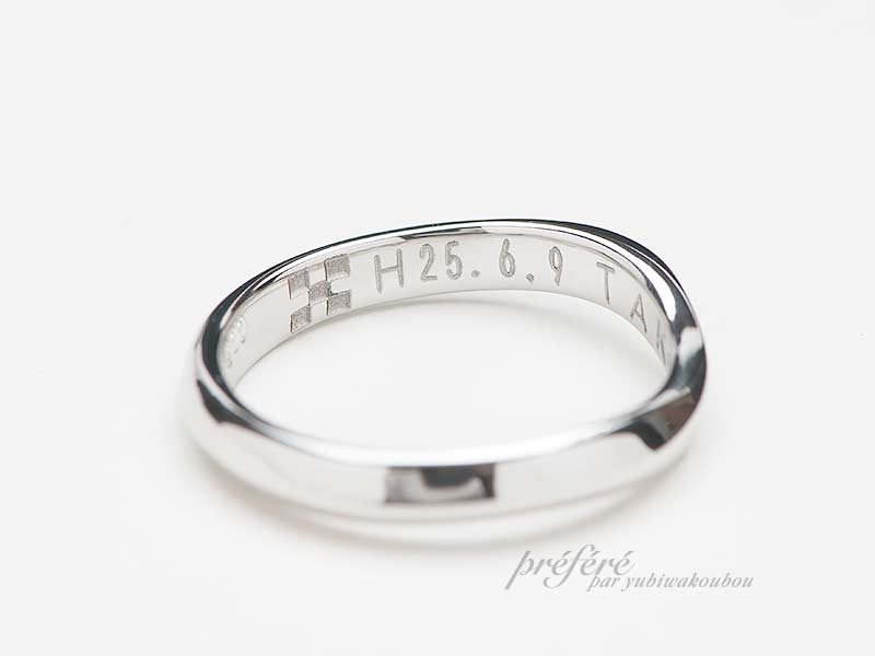 結婚指輪のリング内側にレーザー刻印