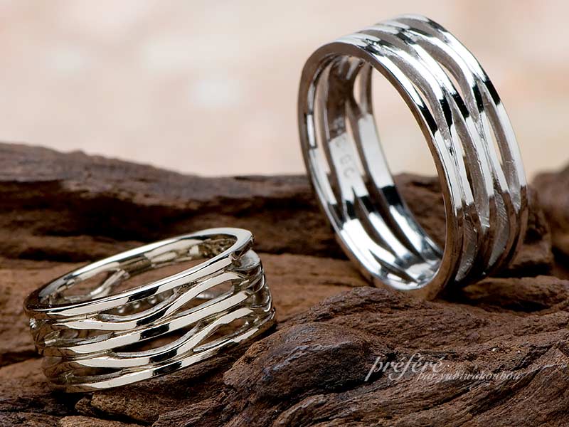 結婚指輪は透かしのデザインにイニシャルが隠れています