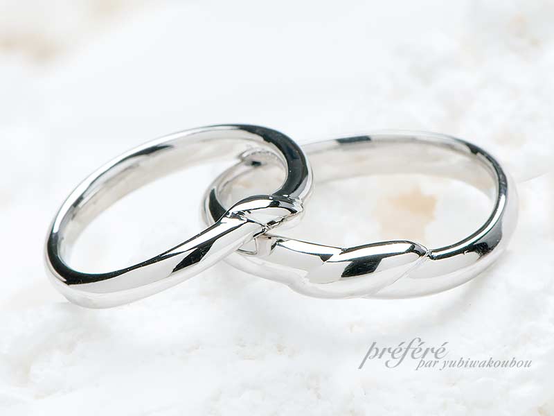婚約指輪と結婚指輪を重ね着けするセットリング
