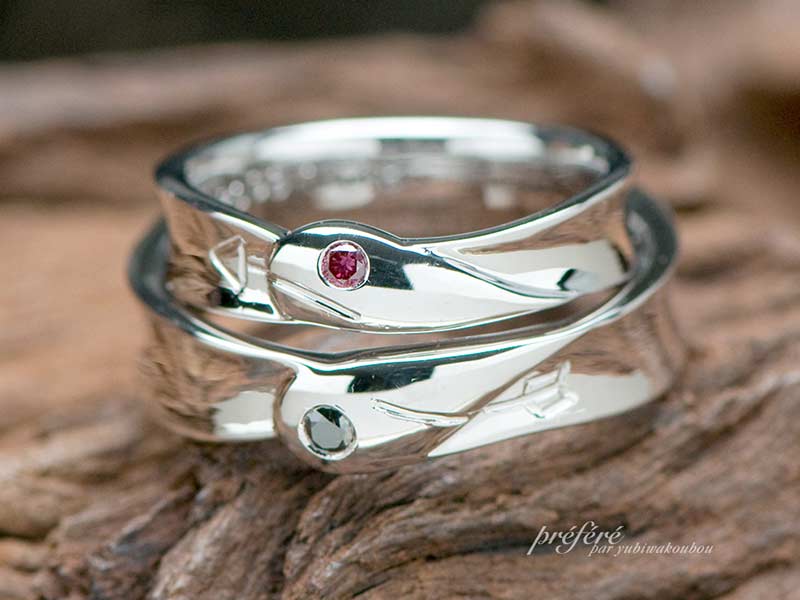 ハートのデザインを愛の矢が永遠に繋ぐ結婚指輪