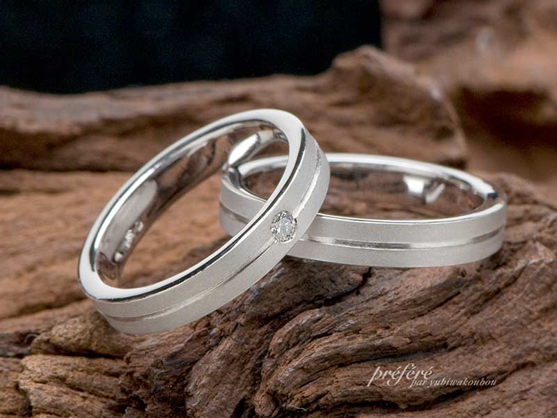 つや消し仕上げにラインが入ったシンプルなデザインの結婚指輪