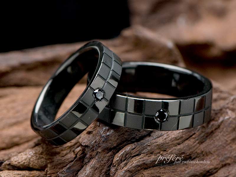 市松模様をデザインしたブラック仕上げの結婚指輪