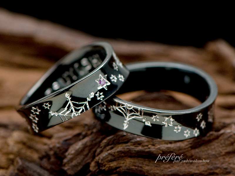 ブラック仕上げに手彫りの雪の結晶が映える結婚指輪はオーダー