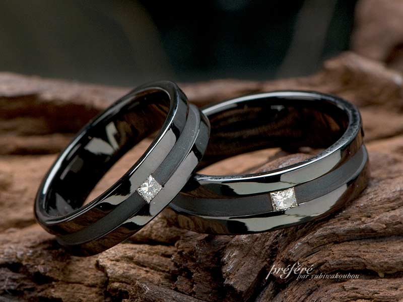 イニシャルがデザインされたブラック仕上げの渋カッコイイ結婚指輪