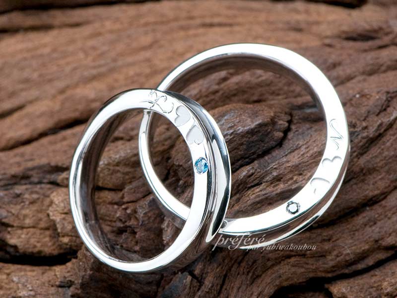 側面に四つ葉のクローバーをデザインしカラーダイヤを入れた結婚指輪