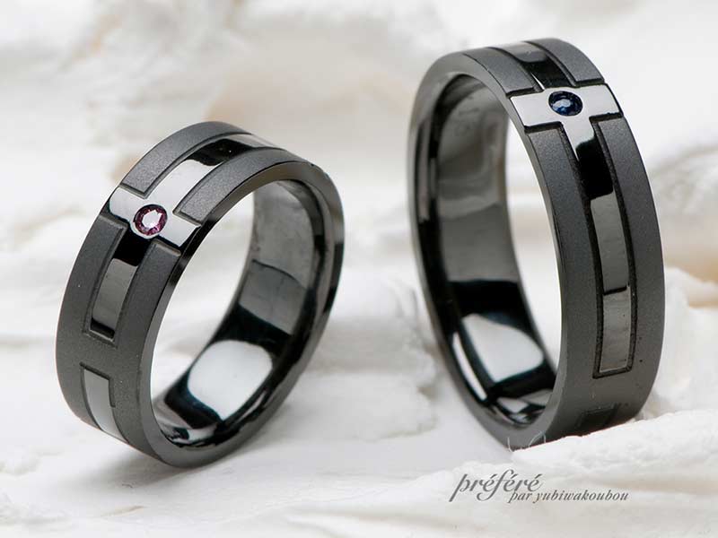 お名前をデザインに取り入れたブラック仕上げのオーダーメイド結婚指輪