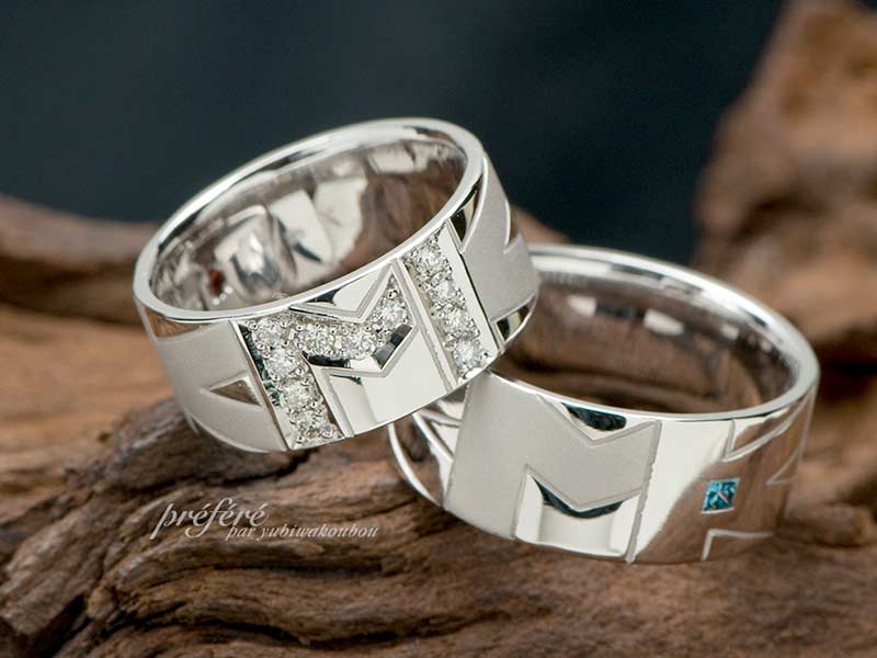 お二人のイニシャルを仲良く並べてダイヤを入れた結婚指輪