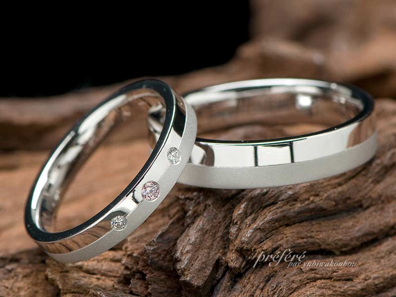 平打ちストレートのデザインでつや消しと鏡面のシンプルな結婚指輪