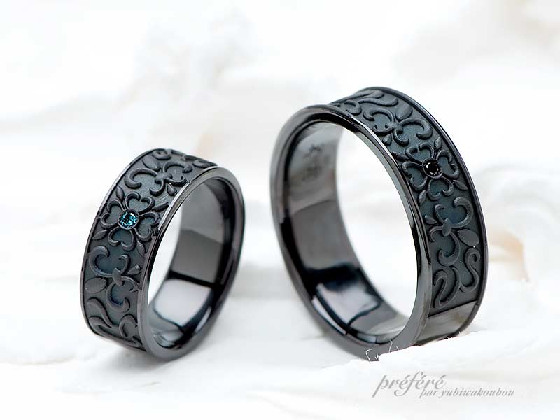 幸せ四つ葉とゆりの紋章の渋かっこいいブラック仕上げの結婚指輪