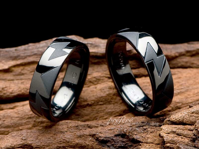イニシャルをデザインしたかっこいいブラックプラチナの結婚指輪