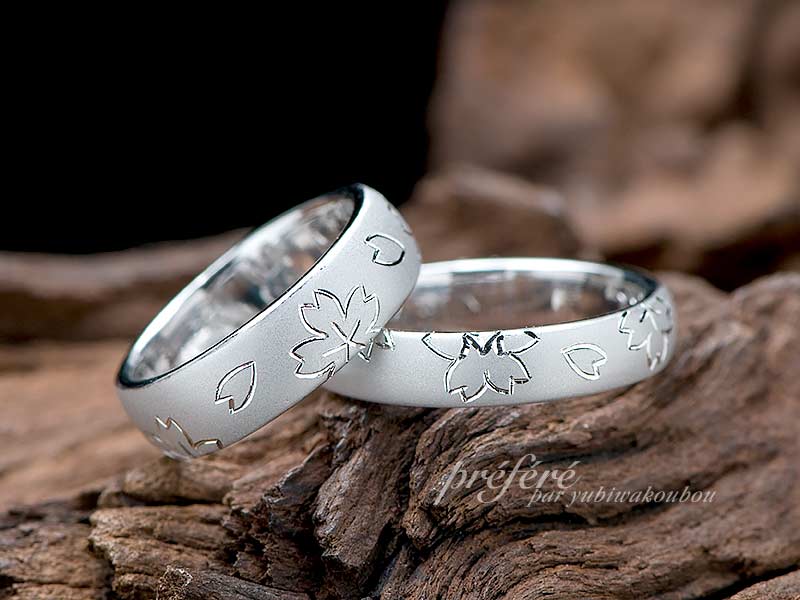 桜モチーフを手彫りした結婚指輪をフルオーダーで製作しました。