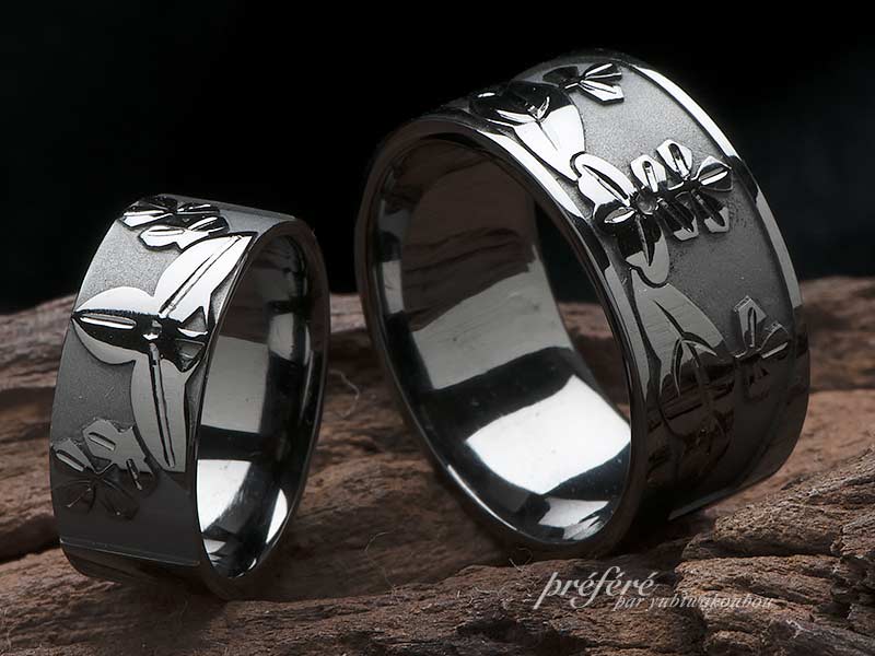 家紋をモチーフにしたブラック仕上げの結婚指輪はオーダー