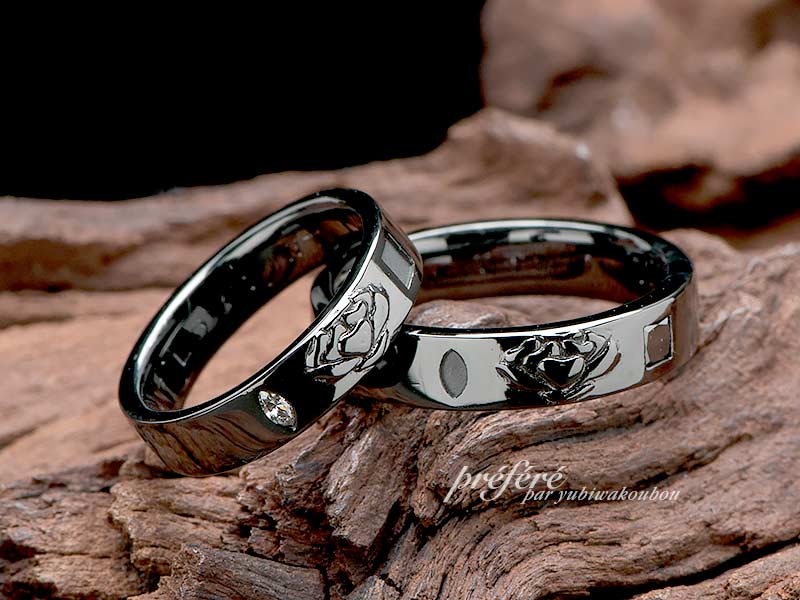 結婚指輪は渋いブラック仕上げのオーダーメイドでお花モチーフデザイン