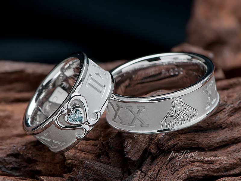 結婚指輪はブルーのダイヤ、教会とお二人のイニシャルを入れて