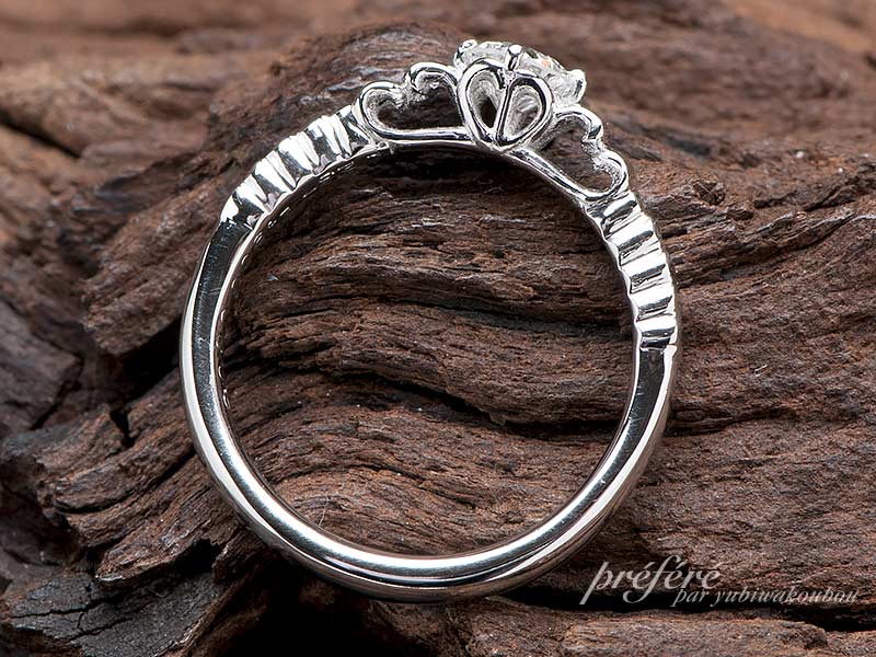 婚約指輪は、お持ちのダイヤを使用して二人の想いでオーダーでダイヤリメイク　イニシャル