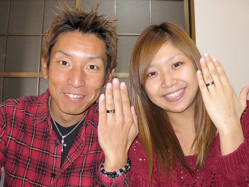 かっこいいブラック仕上げの結婚指輪と静岡県のカップル様