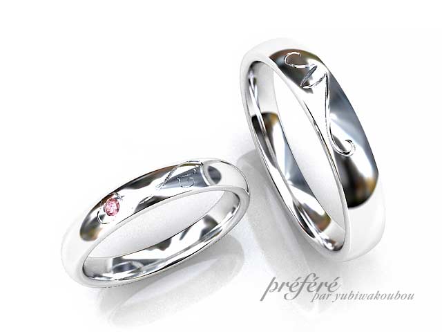 シンプルデザインの結婚指輪（マリッジリング）はイニシャルモチーフでオーダーメイド。