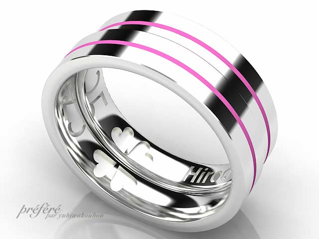 結婚指輪の表面にピンク色を入れシンプルデザインのカラーリング。
