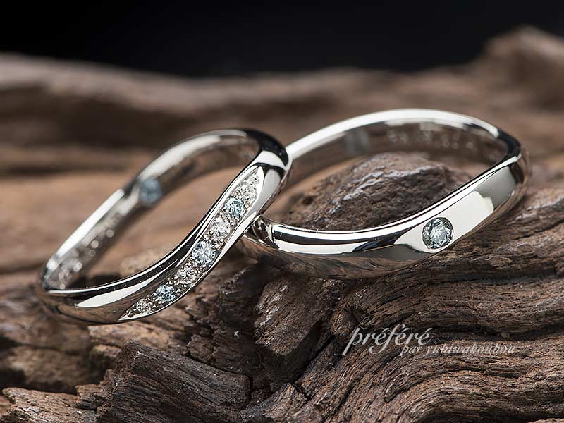 イルカの婚約指輪にセットする波をデザインした結婚指輪をオーダー