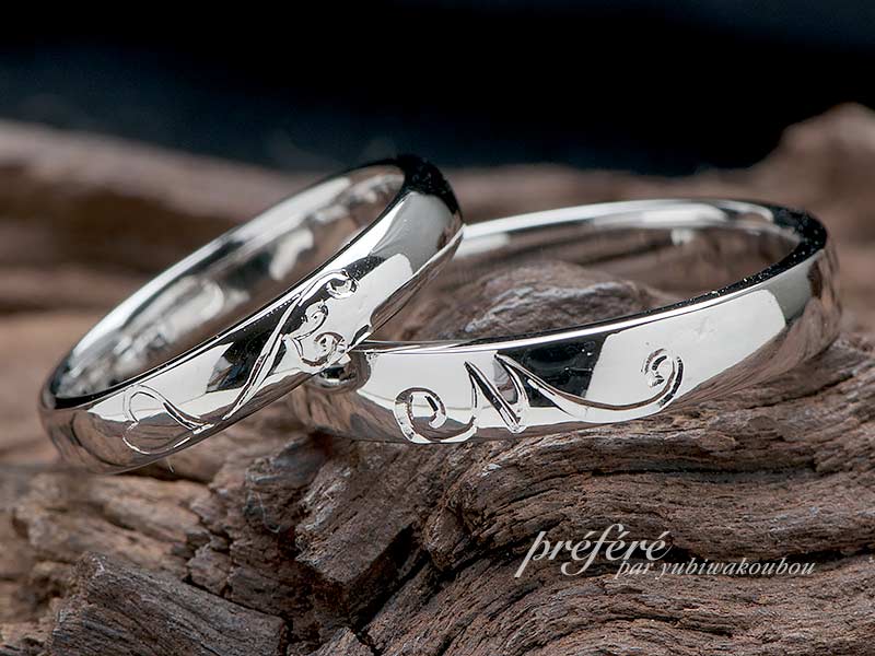 シンプルデザインの結婚指輪（マリッジリング）はイニシャルモチーフでオーダーメイド