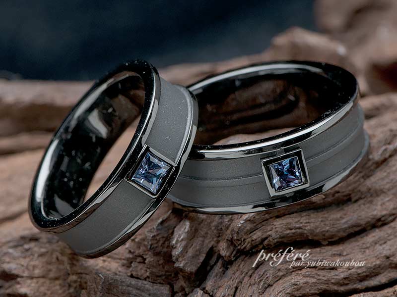 結婚指輪はオーダーメイドでアレキサンドライトを入れたブラックリング