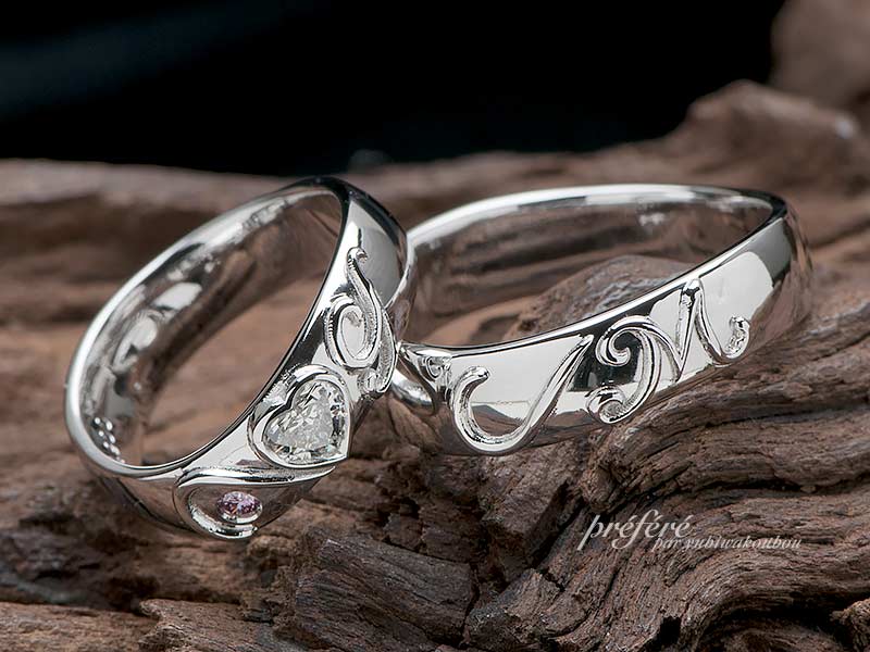 オーダーメイドの結婚指輪はイニシャルとキュートなハートモチーフ