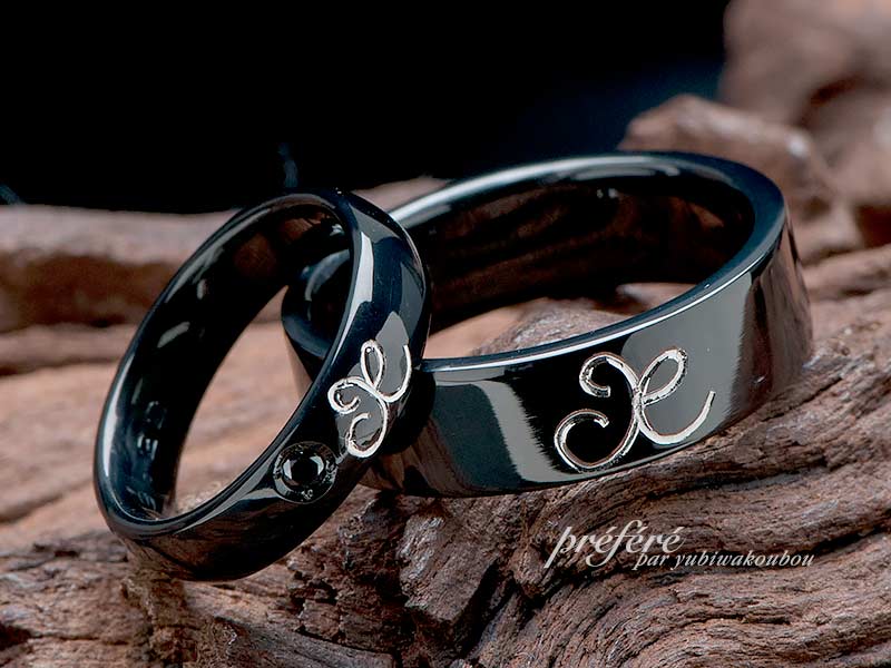 オーダーの結婚指輪はシンプルデザインのブラックリング