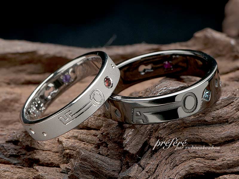 オーダー結婚指輪はブラック仕上げで鍵と鍵穴のおしゃれなデザイン