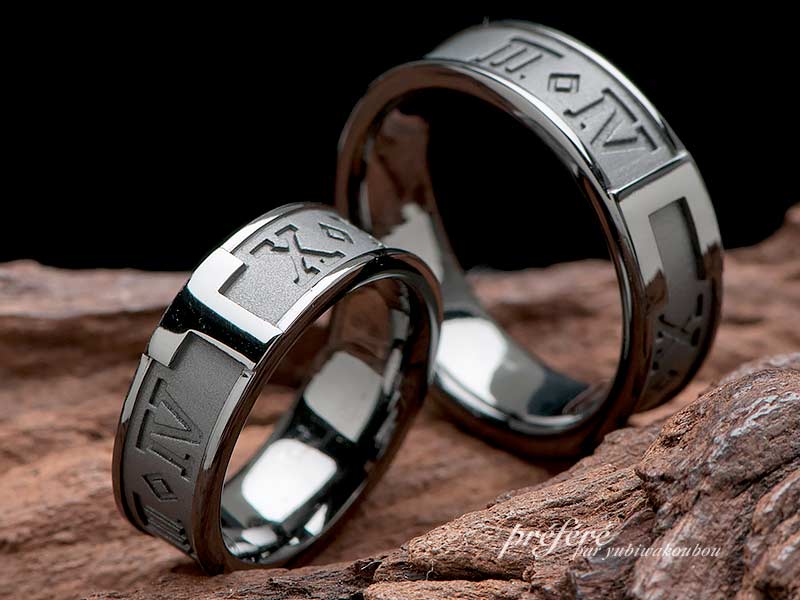 オーダー結婚指輪はローマ数字を入れたブラックリング