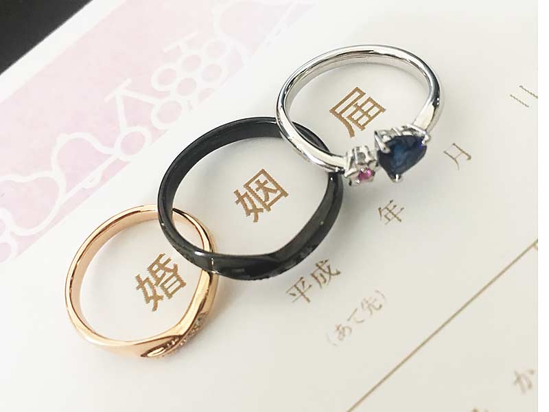 婚約指輪に重ねて着ける結婚指輪