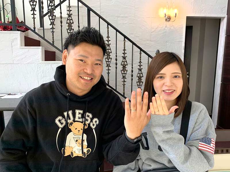 結婚指輪を着けた幸せカップル様