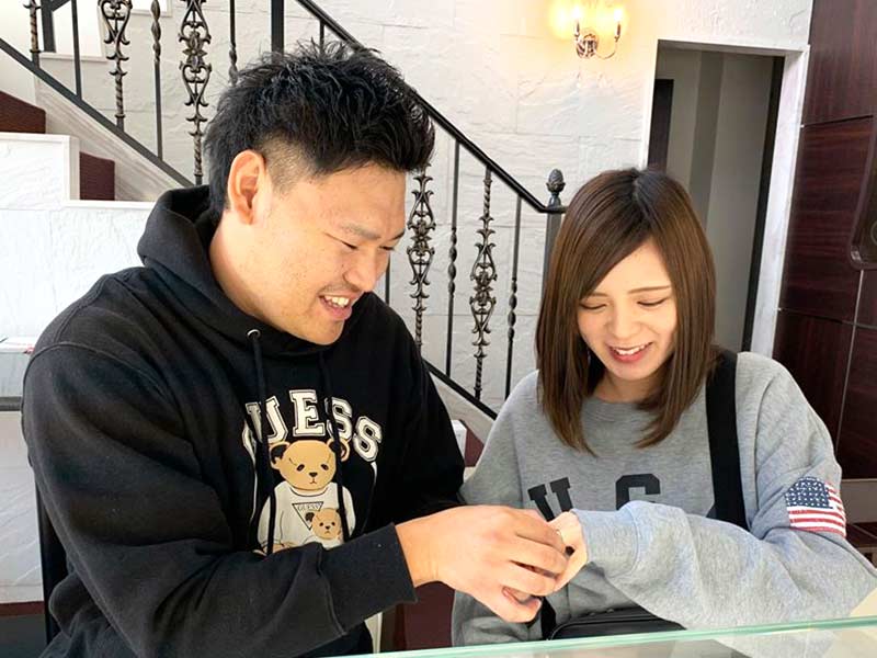 結婚指輪を着けあう幸せカップル様