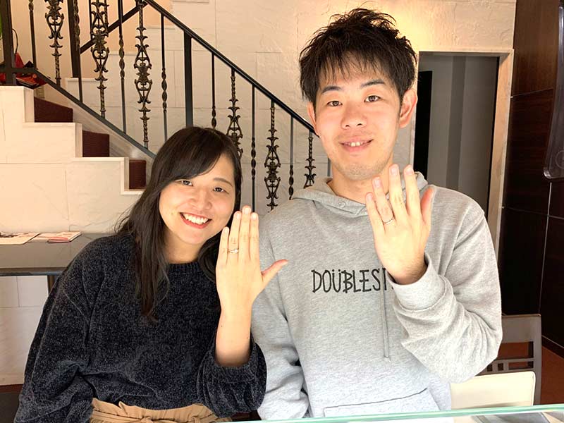 結婚指輪を着けて