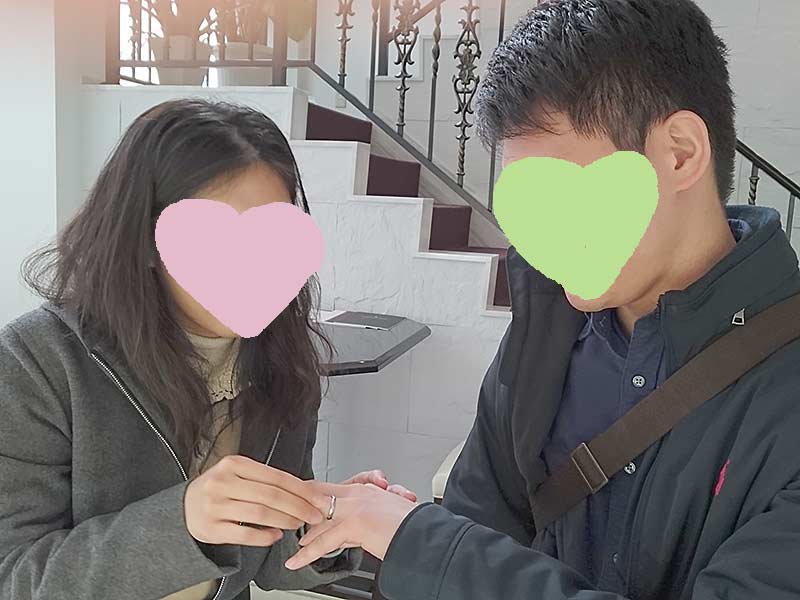 結婚指輪を彼の指に着けて