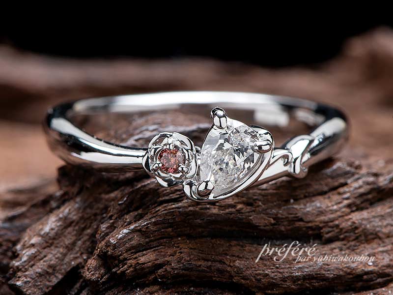 薔薇の花とイニシャルHの婚約指輪