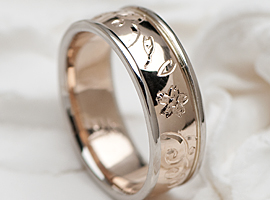 マリッジリング（結婚指輪）は桜モチーフを手彫りデザインする。