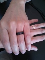お二人それぞれの結婚指輪と重なり合う手はとってもお似合いです
