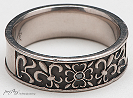 ブラックリング4年使用後の画像　オーダーメイドの結婚指輪