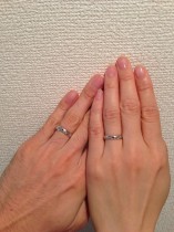 お二人の指に結婚指輪を着けて頂きましたお写真