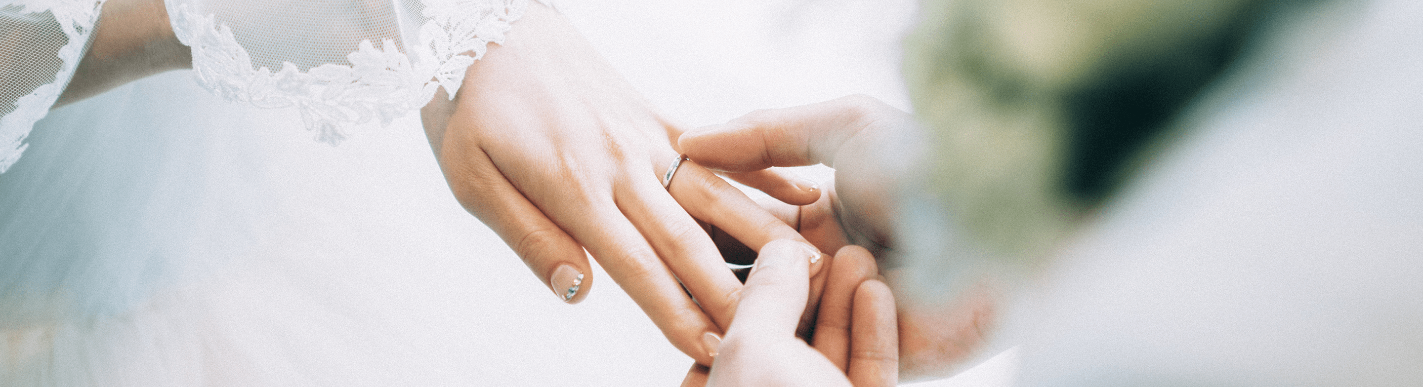 指輪をつけるカップルの画像