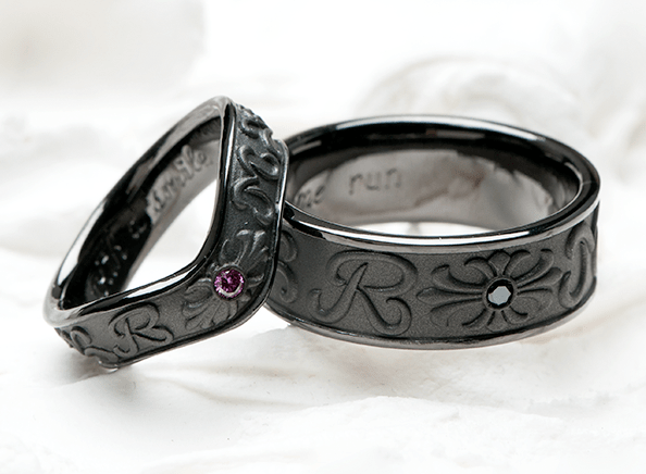 クロスとゆりの紋章をモチーフにした黒い結婚指輪