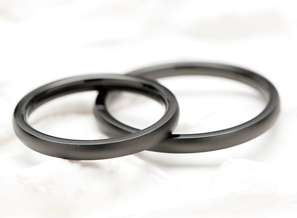 シンプルなデザインの黒い結婚指輪