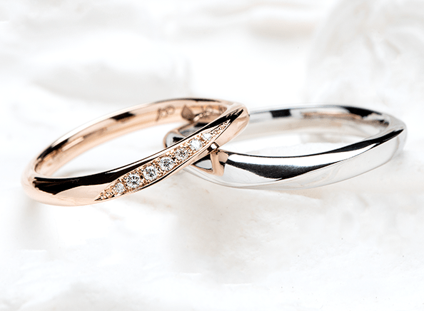 シンプルなデザインにダイヤモンドを入れた結婚指輪