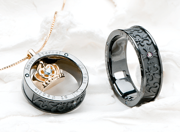 ペンダントとしても使える黒い結婚指輪