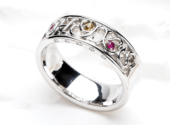 家族のイニシャルと誕生石を入れたデザインの結婚10周年指輪