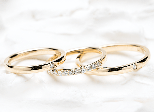 セットリングとして使えるイエローゴールドの結婚指輪